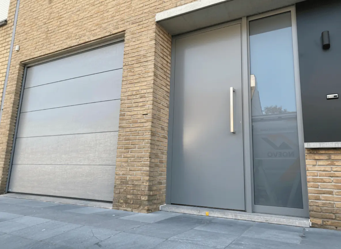 Lichte garagepoort en buitendeur vóór herlakken